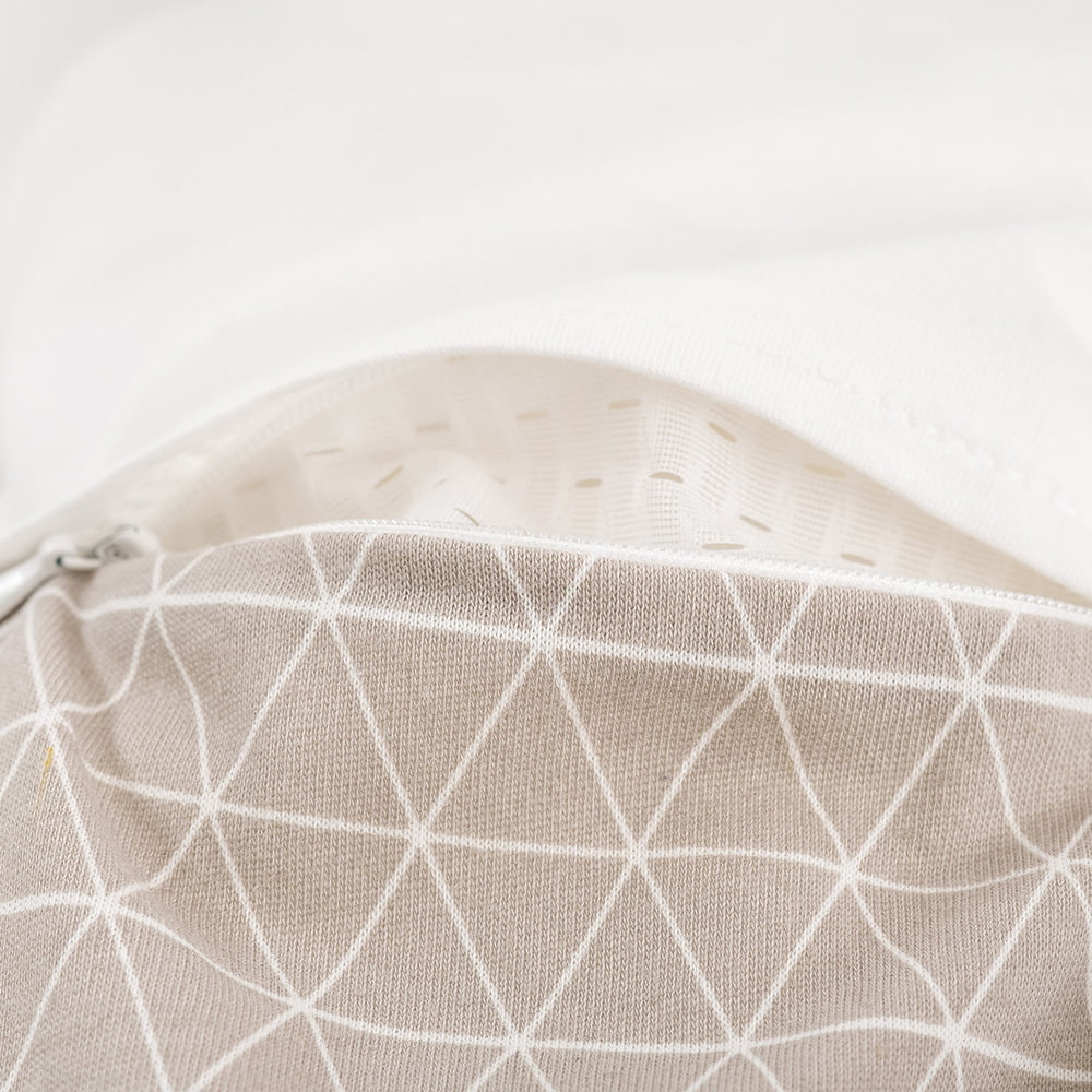 LIEBMICH Schlafsack im Design Grafik braun Detailfoto vom Belüftungsschlitz vorne