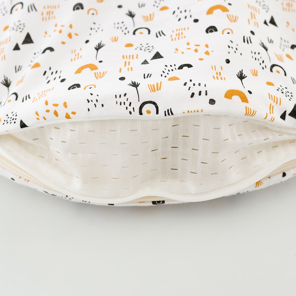 LIEBMICH Schlafsack im Design Goldregen Detailfoto vom Belüftungsschlitz am Fußende