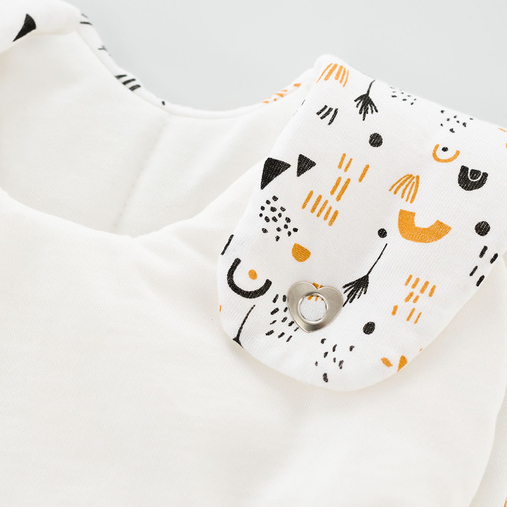 LIEBMICH Schlafsack im Design Goldregen Detailfoto vom Herzchen-Druckknopf