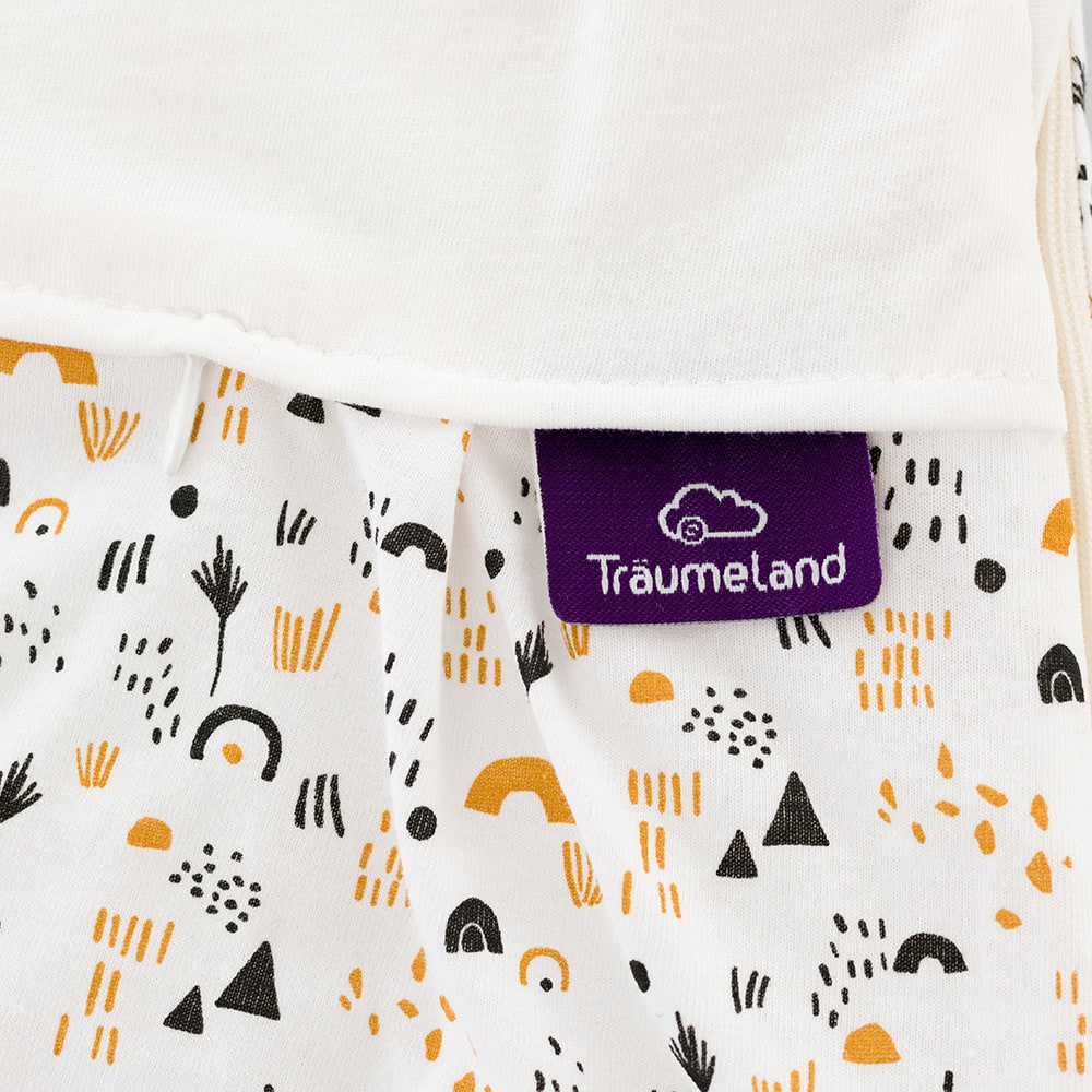 LIEBMICH Schlafsack im Design Goldregen Detailfoto vom eingenähten lila Träumeland Etikett