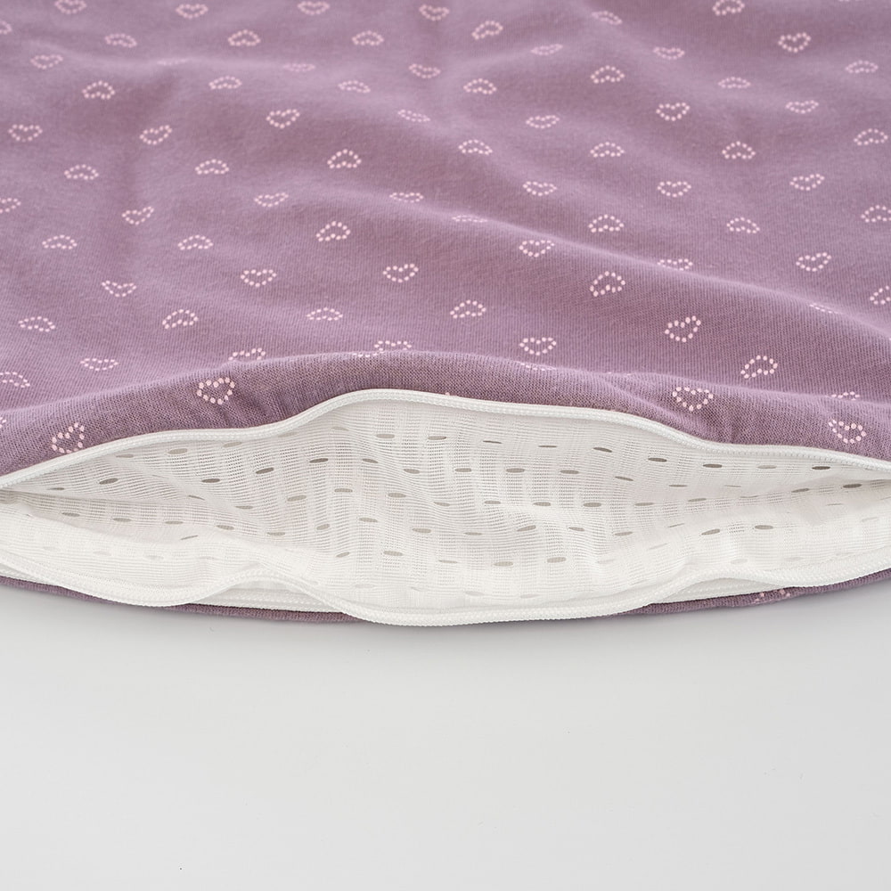 LIEBMICH Schlafsack im Design Heartsome Detailfoto vom Belüftungsschlitz am Fußende