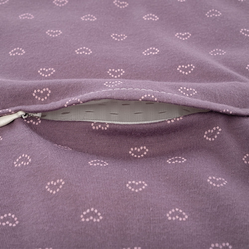 LIEBMICH Schlafsack im Design Heartsome Detailfoto vom Belüftungsschlitz vorne