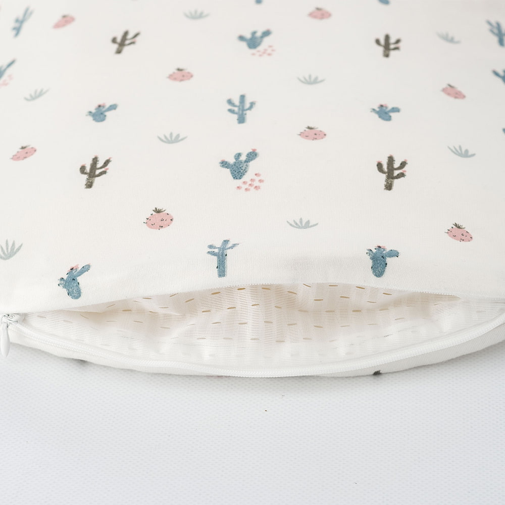 LIEBMICH Schlafsack im Design Kaktusliebe Detailfoto vom Belüftungsschlitz am Fußende