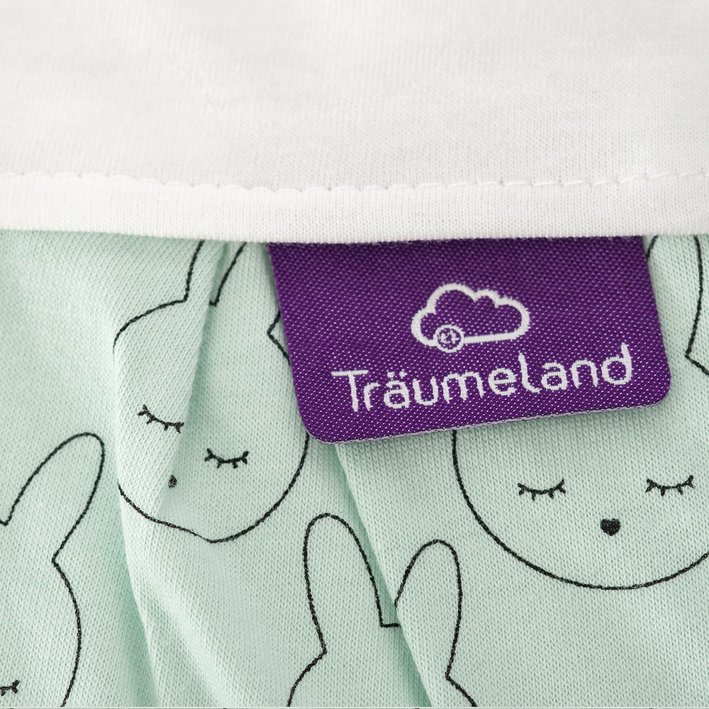 LIEBMICH Schlafsack im Design Kuschelhase Detailfoto vom eingenähten lila Träumeland Etikett