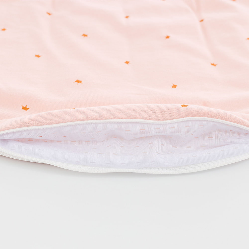 LIEBMICH Schlafsack im Design Märchengold Detailfoto vom Belüftungsschlitz am Fußende