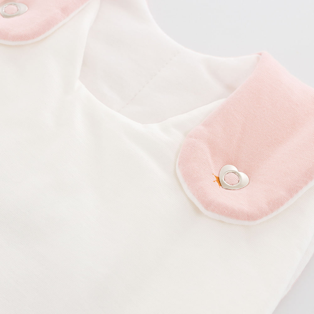 LIEBMICH Schlafsack im Design Märchengold Detailfoto vom Herzchen-Druckknopf