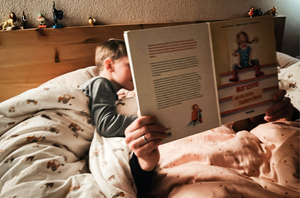 Die Kinder von Marlies Raich beim Lesen im Bett Die Kinder von Marlies Raich beim Lesen im Bett