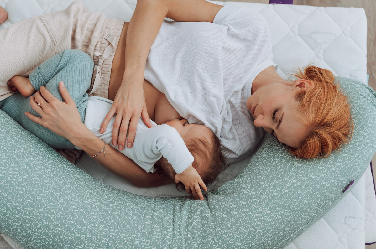 Stillende Mama mit Baby und dem Träumeland Stillkissen Fische mint stillende-mutter-mit-traeumeland-stillkissen