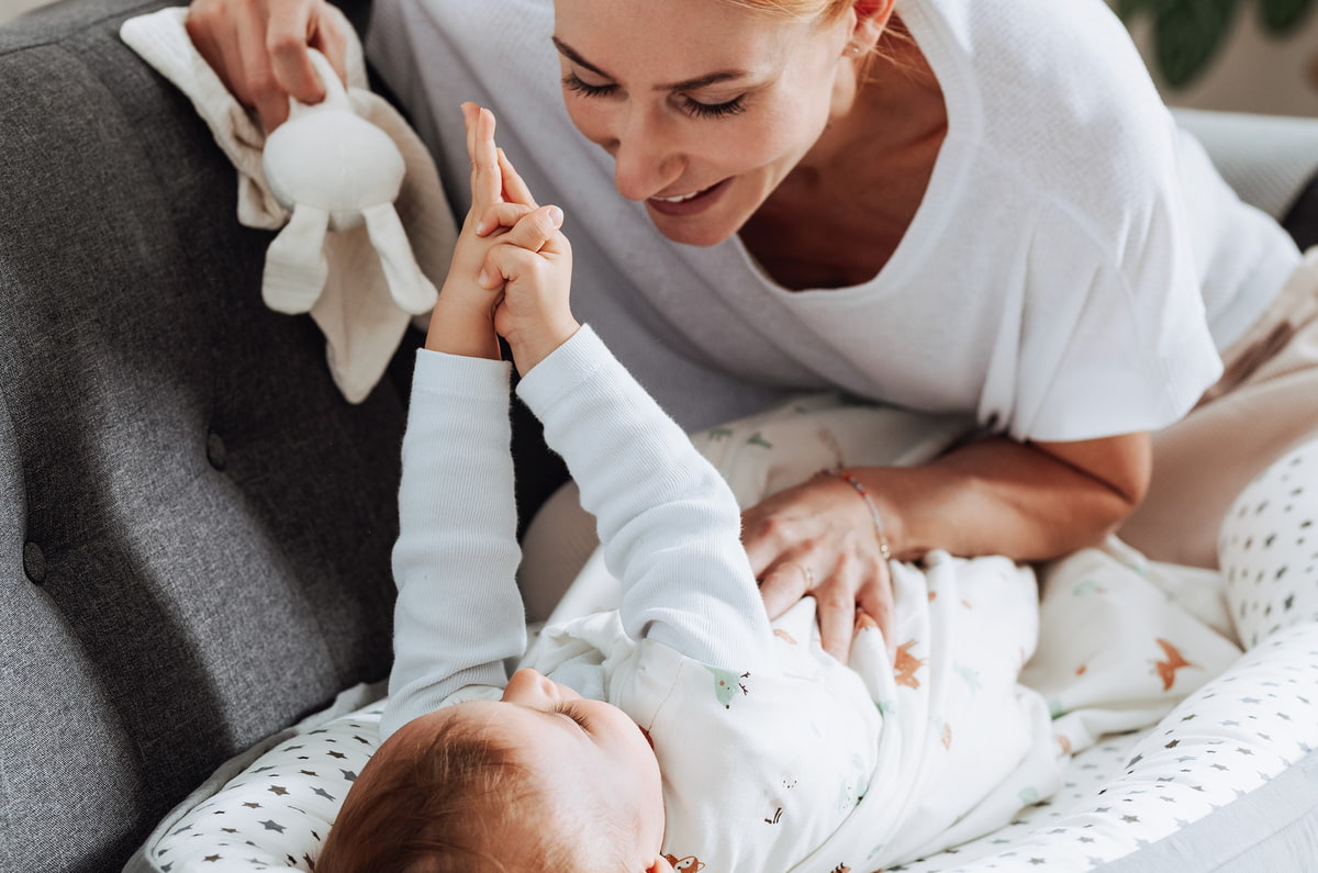 Mama mit Baby im Träumeland Nest HOME Premium