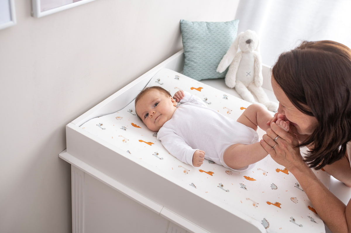 Baby auf Träumeland Wickelmulde mit seiner Mama