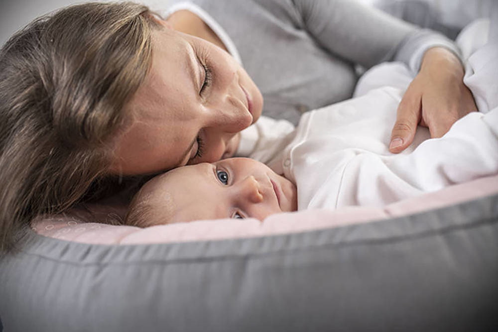 Baby im Träumeland Nest HOME mit Mama
