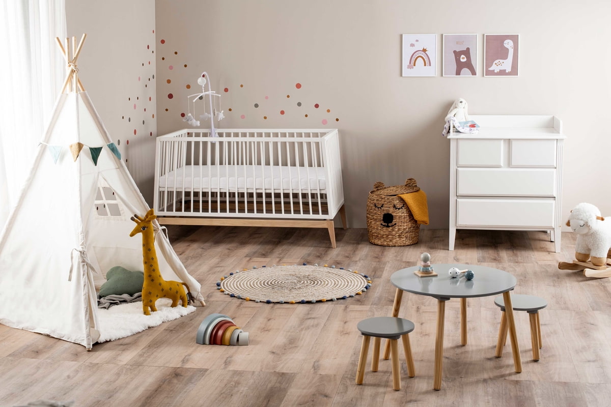Eingerichtetes Kinderzimmer mit Tipi