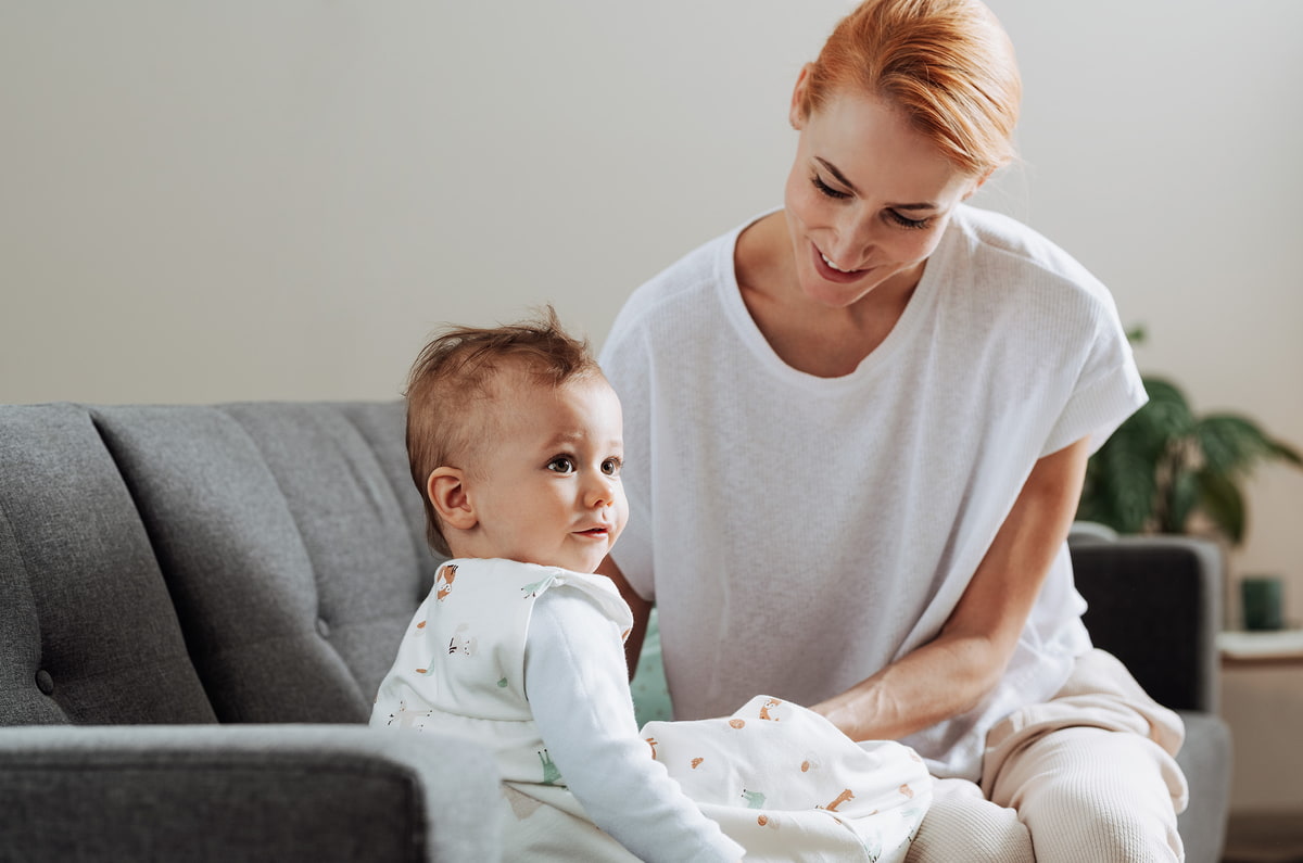 Mama mit Baby auf Couch