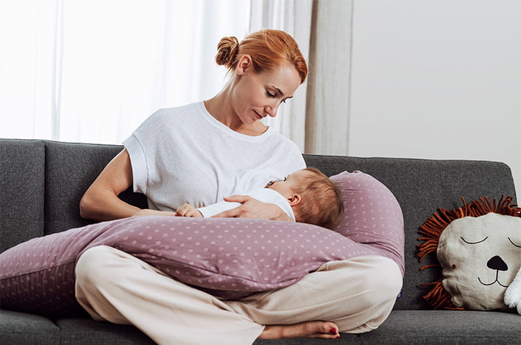 Mama mit Baby und Stillkissen beim Stillen mama-mit-stillkissen-beim-stillen
