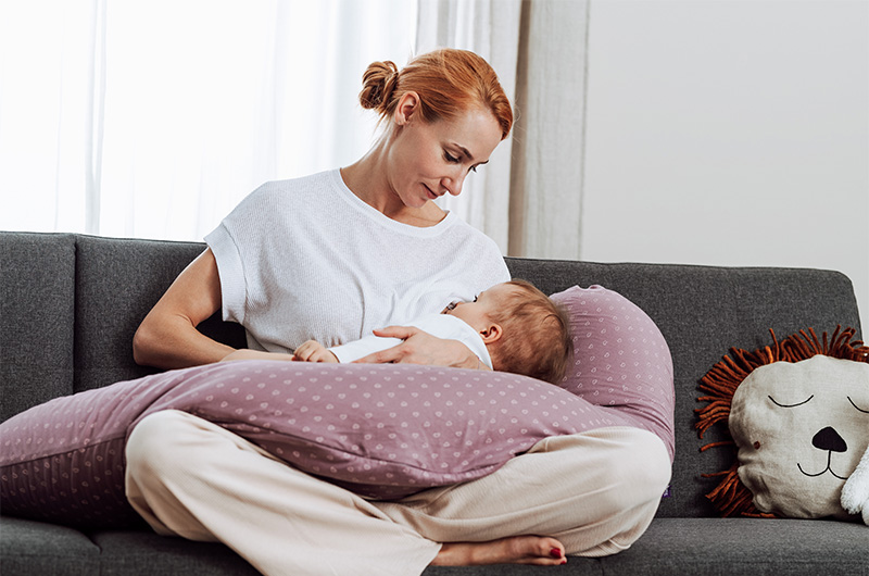 Mama mit Baby und Stillkissen beim Stillen mama-mit-stillkissen-beim-stillen