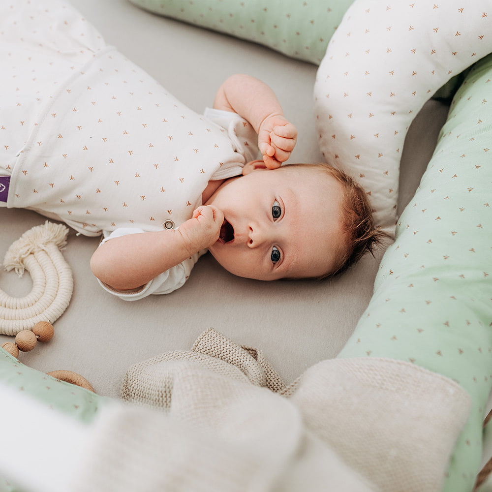 Baby mit Babyschlafsack in Twister beige