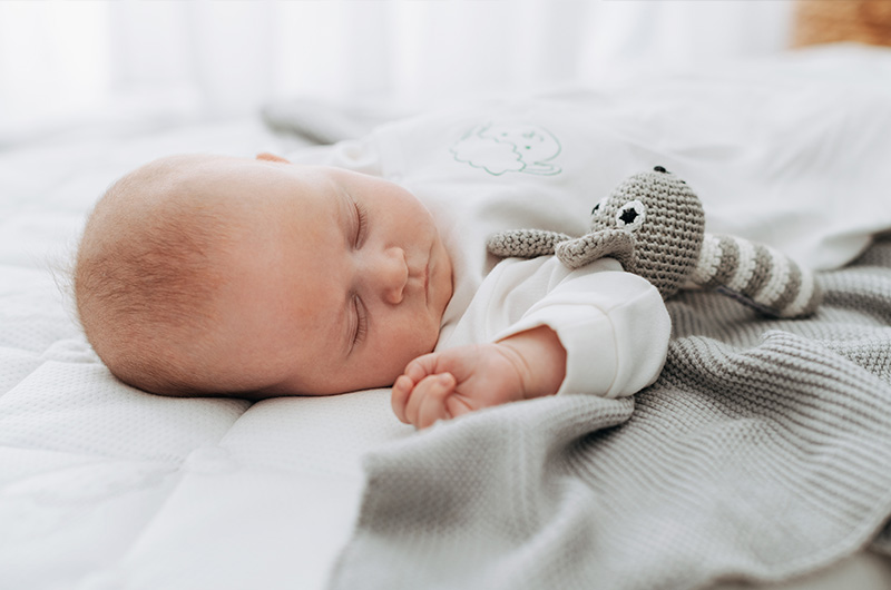 Baby schlafend im Bett im Träumeland Innenschlafsack noch GOTS zertiifziert innenschlafsack-baby-traeumeland