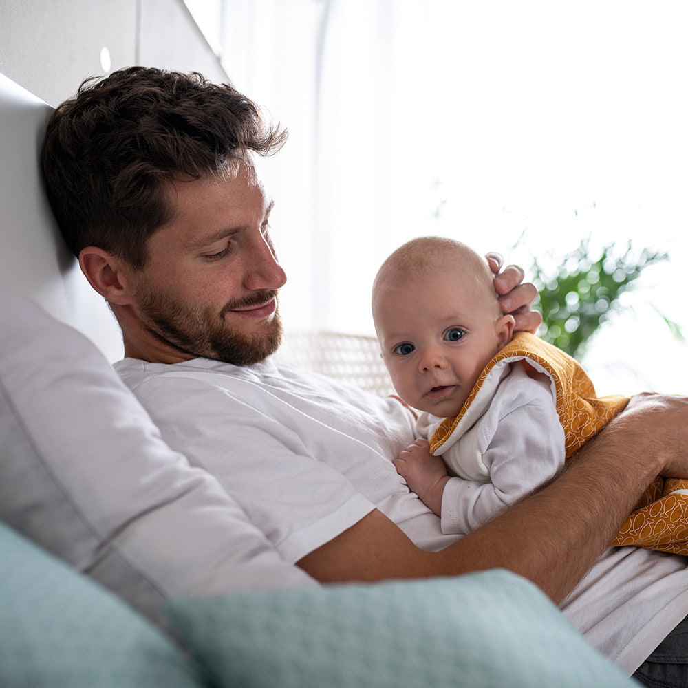 Papa mit Baby im Träumeland LIEBMICH Schlafsack