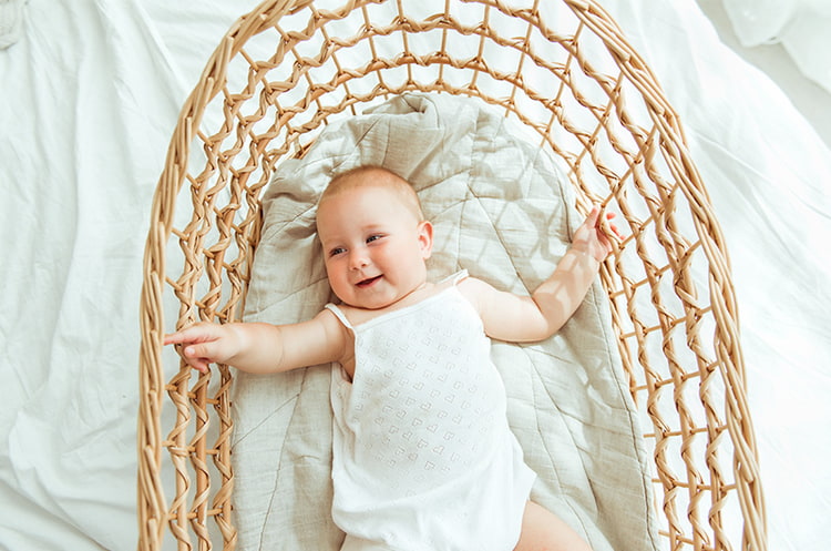 Baby im Stubenwagen aus Holz Baby im Stubenwagen aus Holz