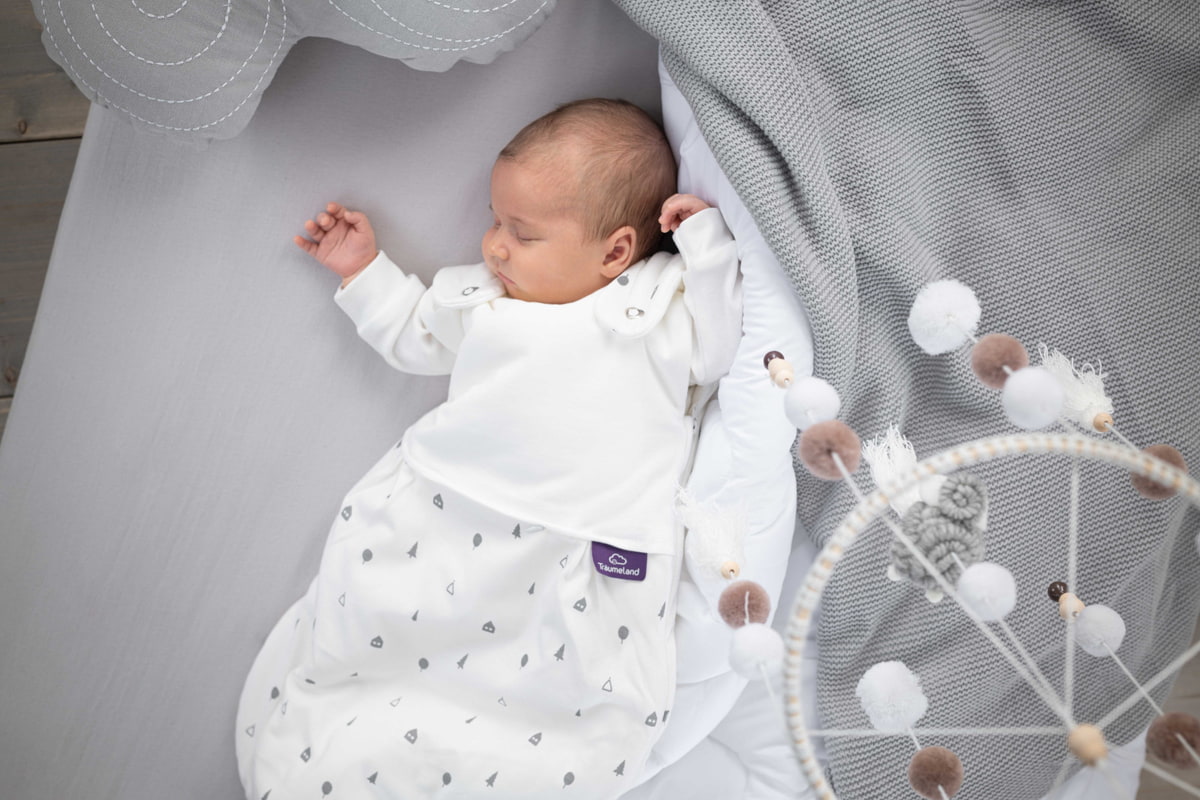 Schlafendes Baby im Träumeland Schlafsack