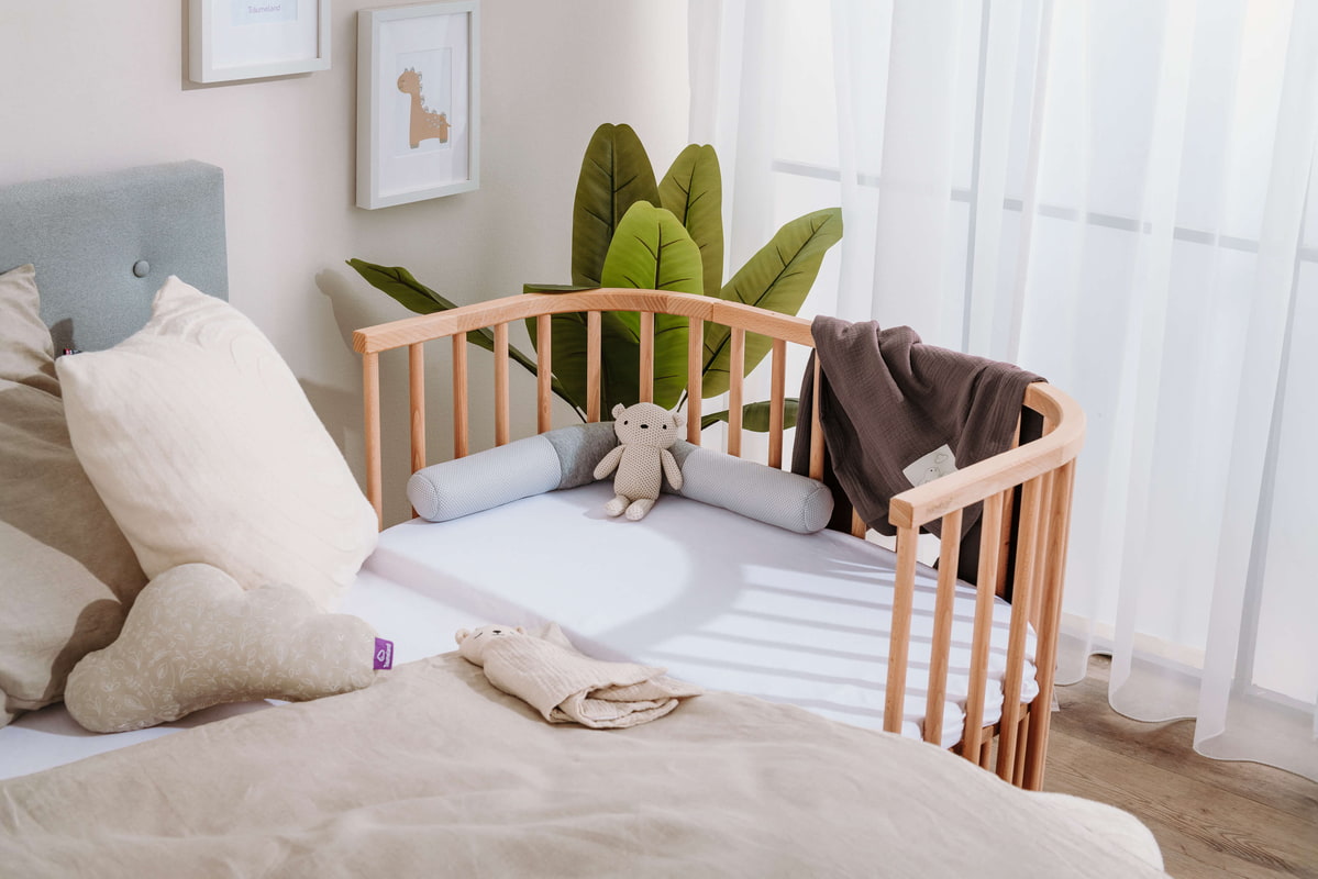 Elternbett mit Beistellbett und Babymatratze Elternbett mit Beistellbett und Matratze