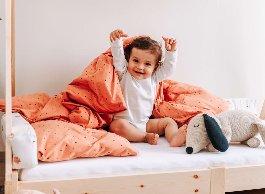 Baby mit Träumeland Bettwäsche