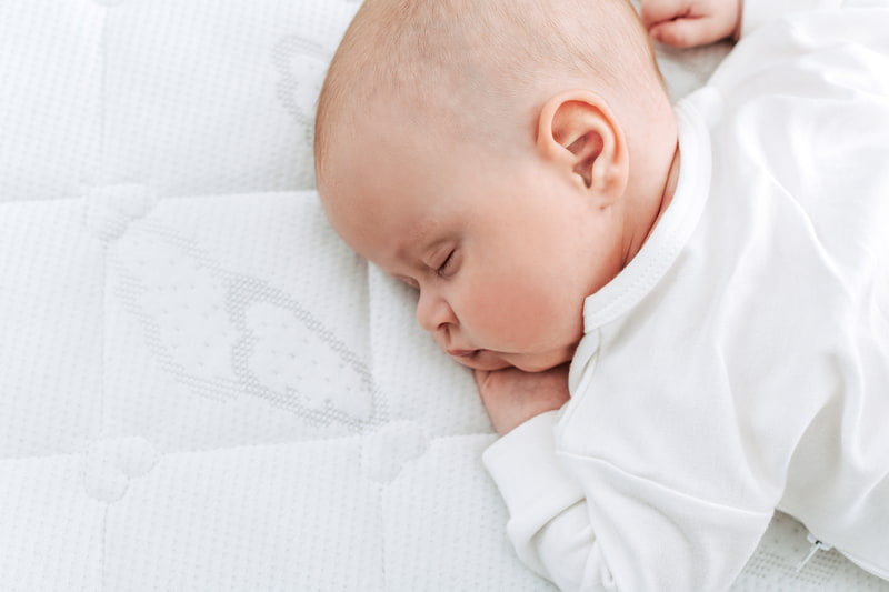 Schlafendes Baby auf einer Träumelandmatratze Schlafendes Baby auf einer Träumelandmatratze