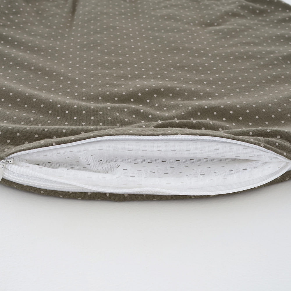 LIEBMICH Schlafsack im Design Pünktchen oliv Detailfoto vom Belüftungschlitz
