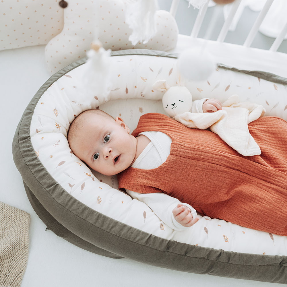 Baby im Nest baby-in-mitwachsendem-nest