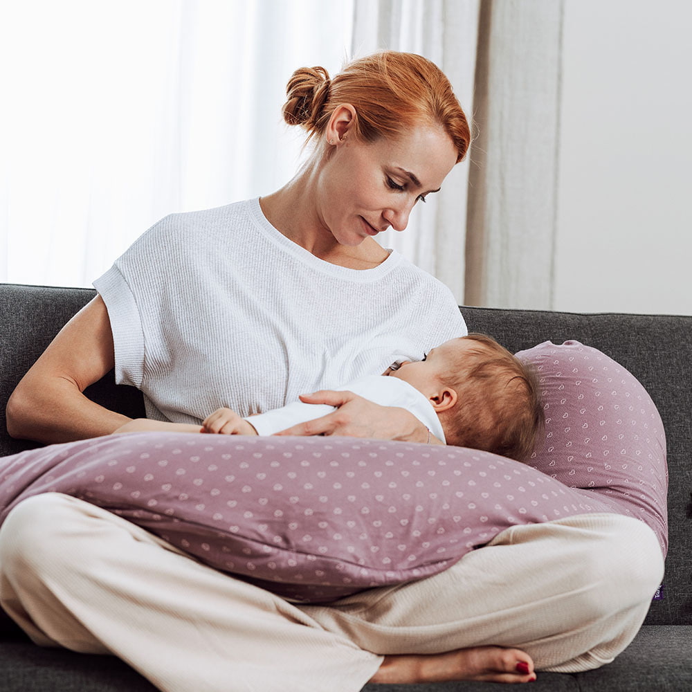 Mama beim Stillen auf der Couch