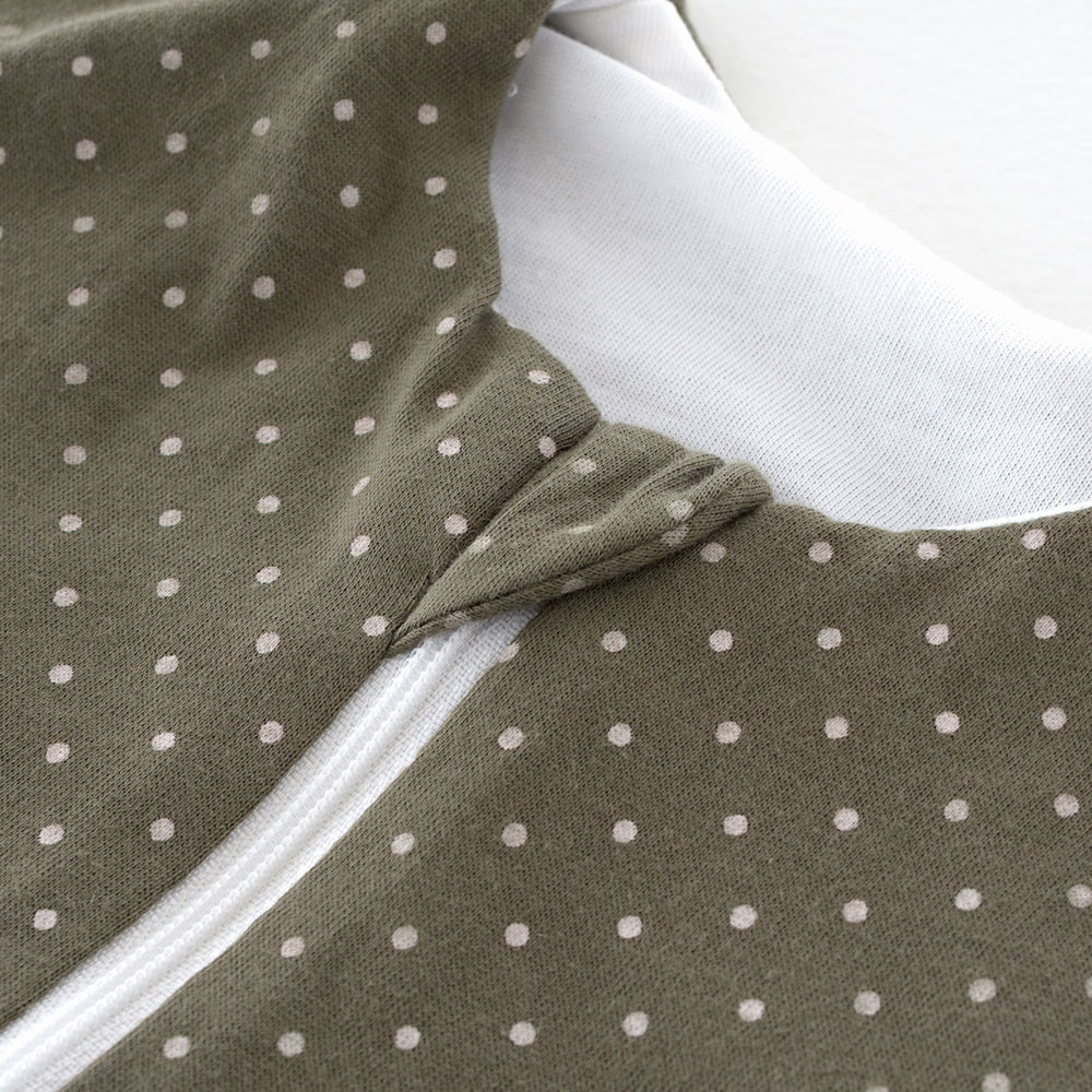 Sommerschlafsack Pünktchen oliv Baumwolle Detail Kinnschutz