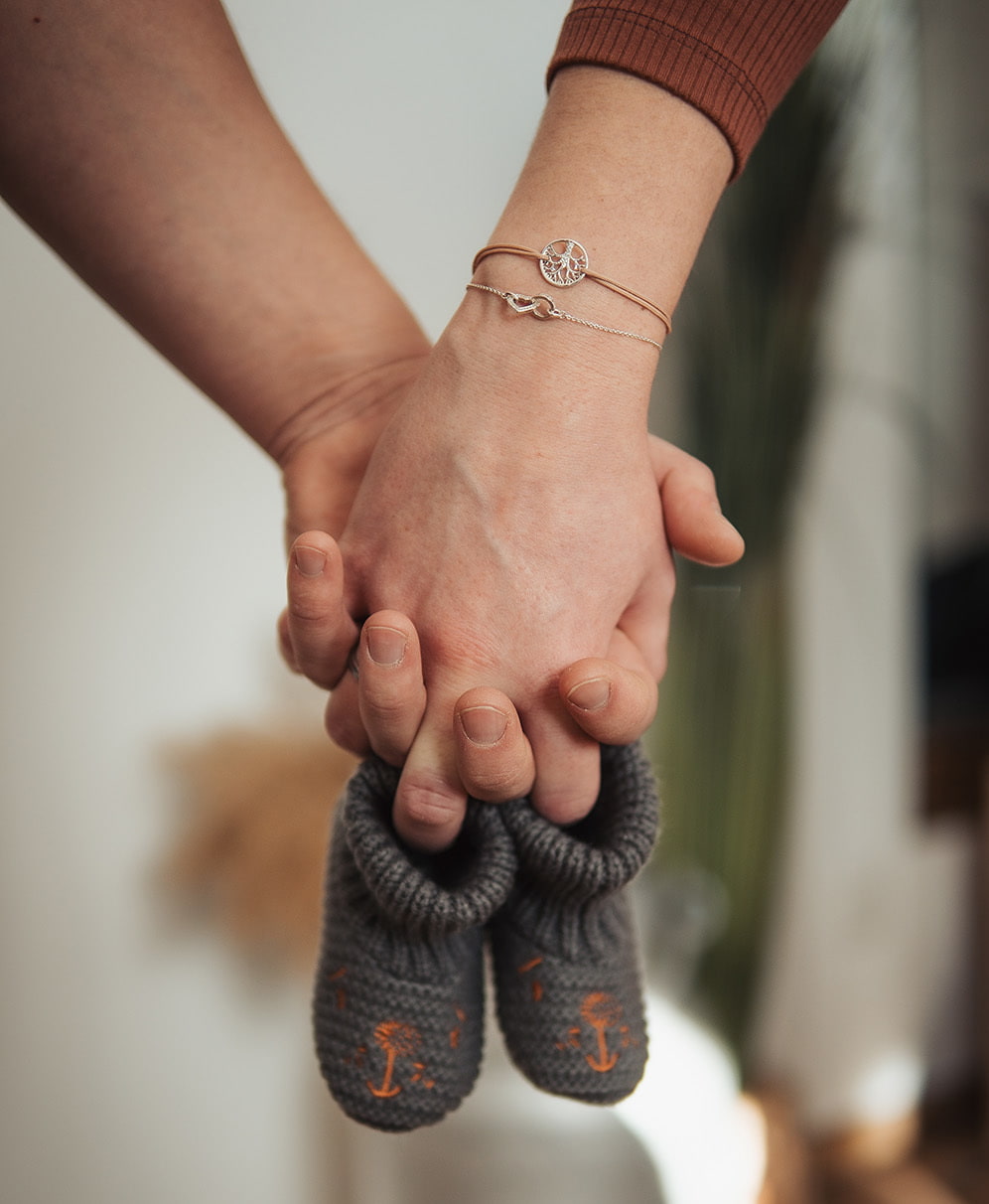 Pärchen mit Babyschuhen Pärchen mit Babyschuhen