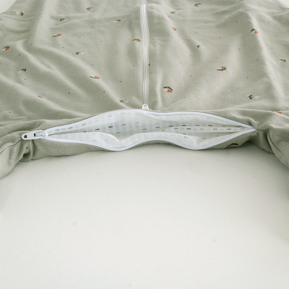 Schlafanzug light TO GO Fiore Grün aus Tencel™ Detail Belüftungsschlitz