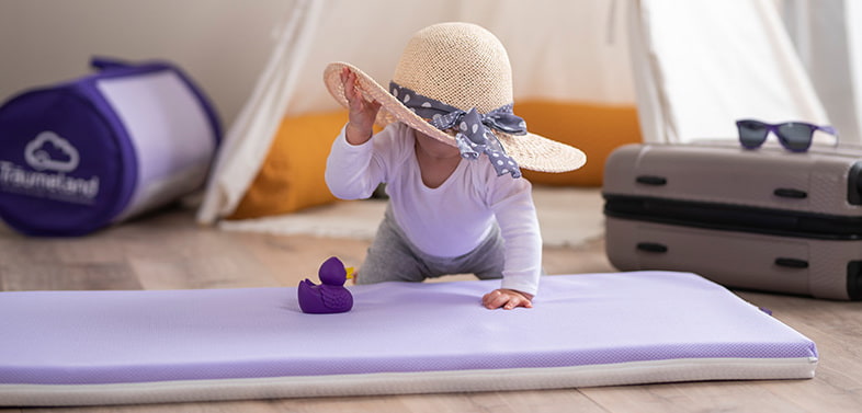 Baby mit Hut auf Träumeland Reisematratze Air Baby mit Hut auf Träumeland Reisematratze Air