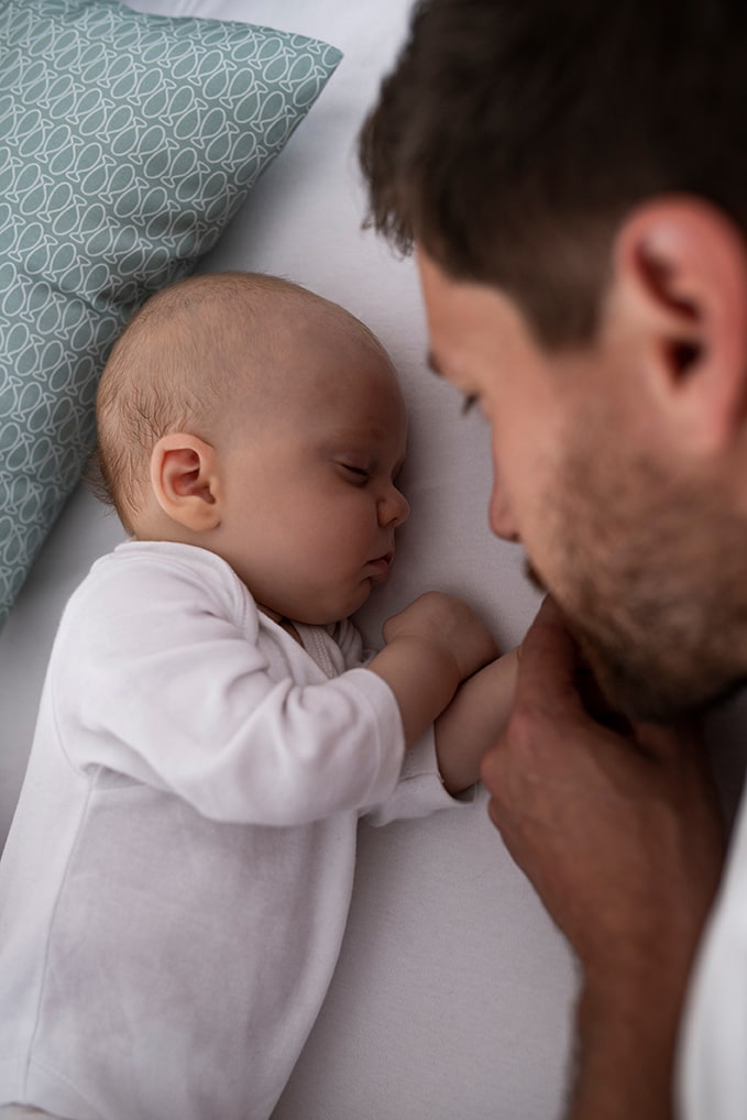 Vater mit schlafendem baby