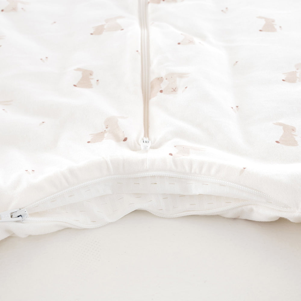 Schlafanzug TO GO Hophop Bunny beige Detail Belüftungsschlitz