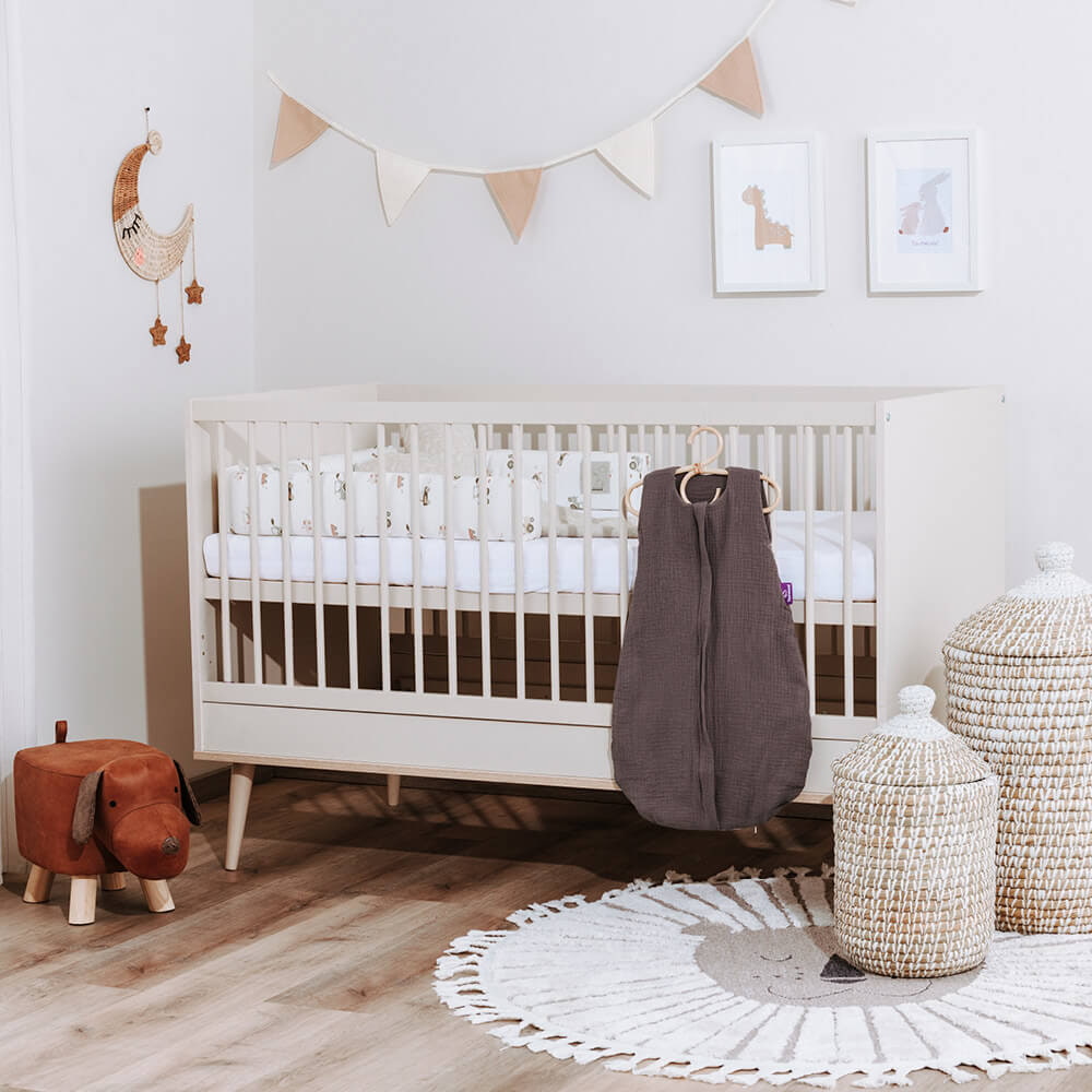 Babyzimmer dekoriert in Erdtönen