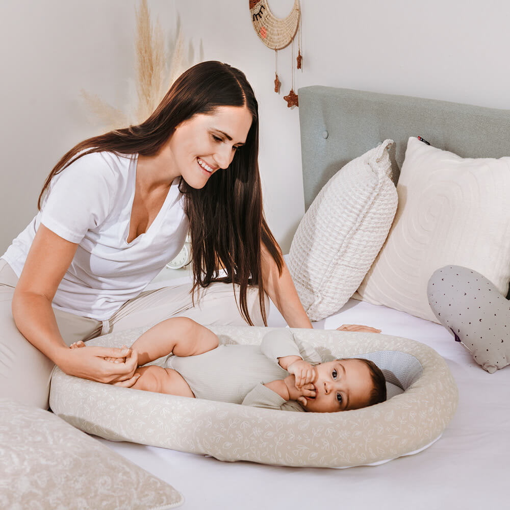 Mama mit Baby im Babynest Air