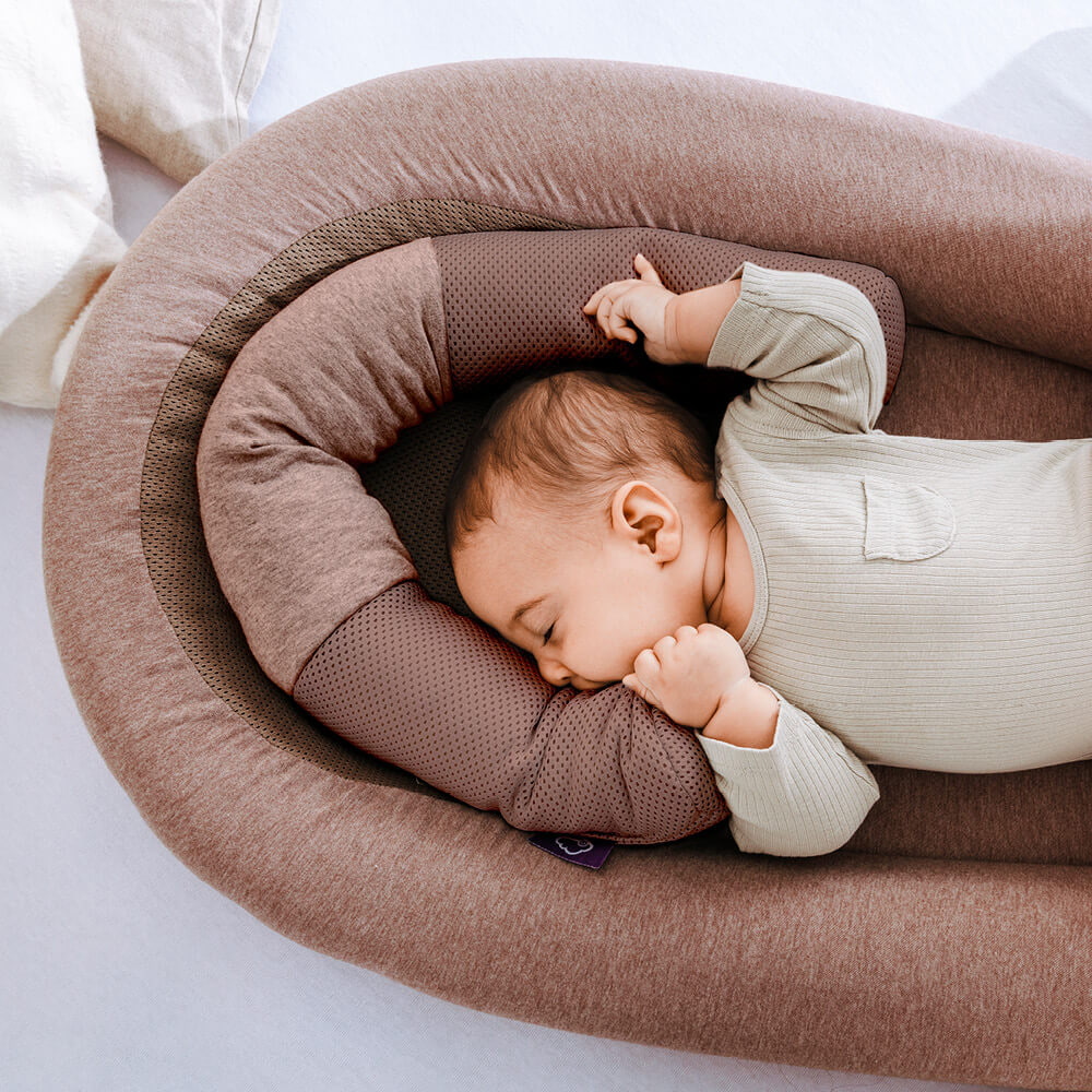 Baby im Babynest mit Nestverkleinerung