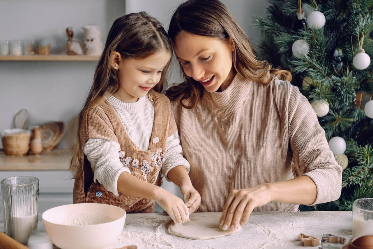 Mutter und Tocher backen Weihnachtskekse