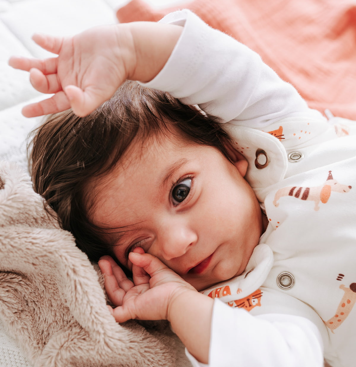 augenreibendes Baby augenreibendes Baby