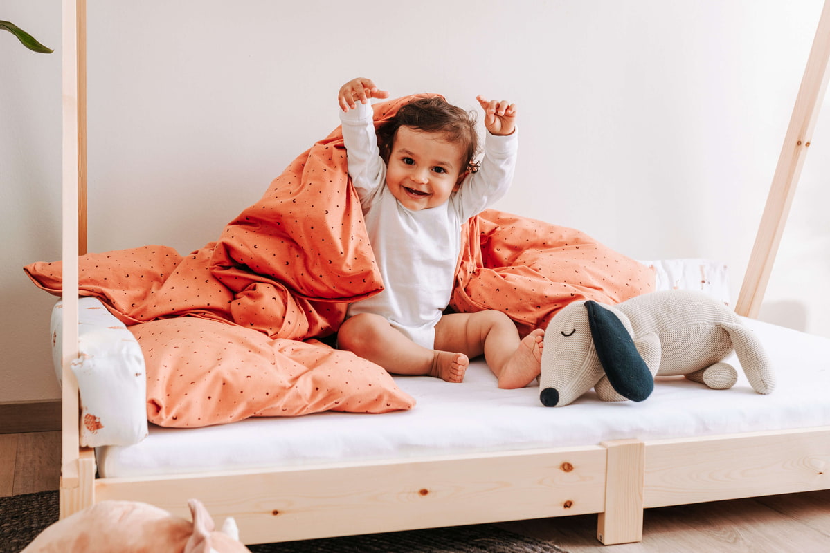 Baby mit Träumeland Bettwäsche geschenkset-traeumeland-aktionen