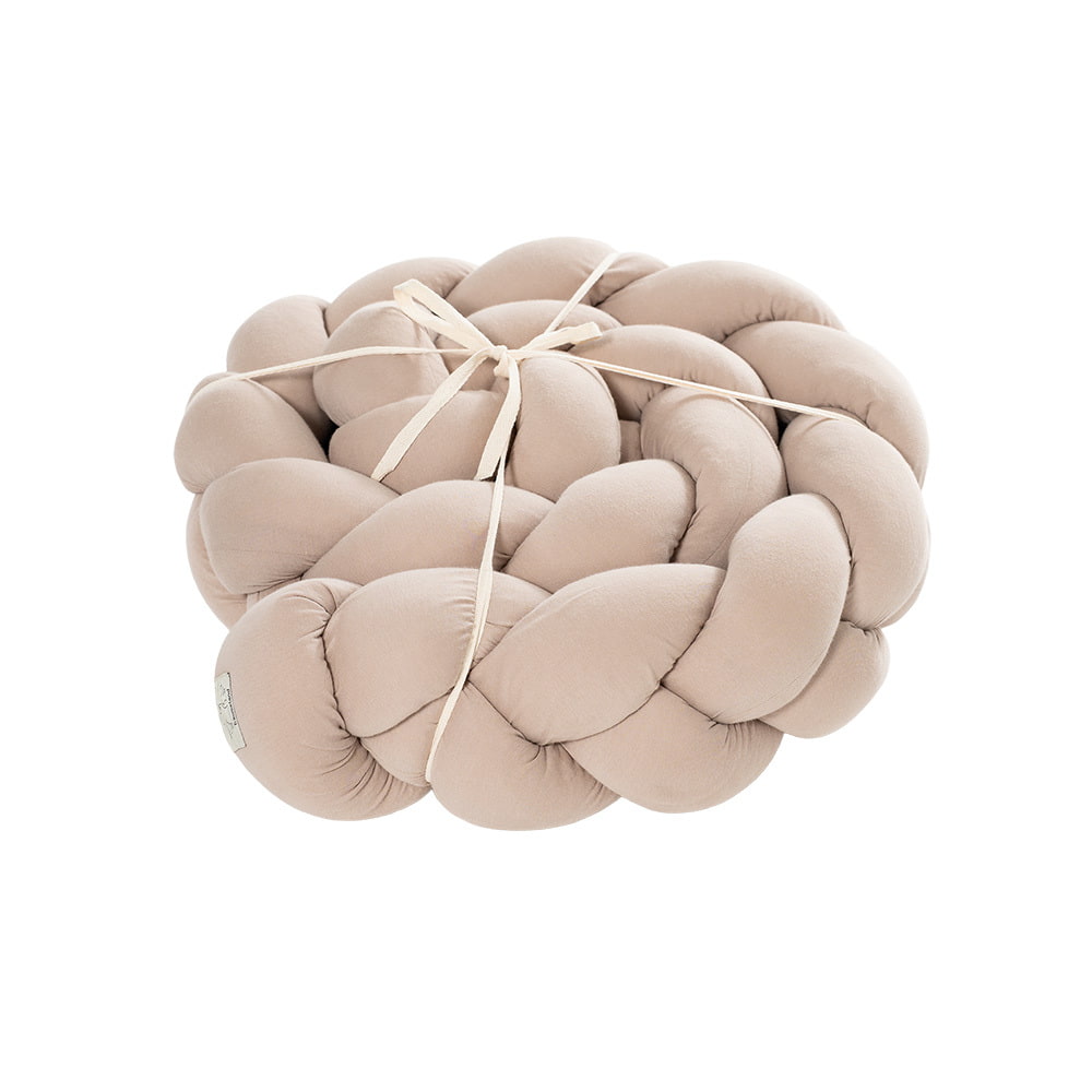 geflochtene-bettschlange-in-der-farbe-taupe-schräg-von-vorne