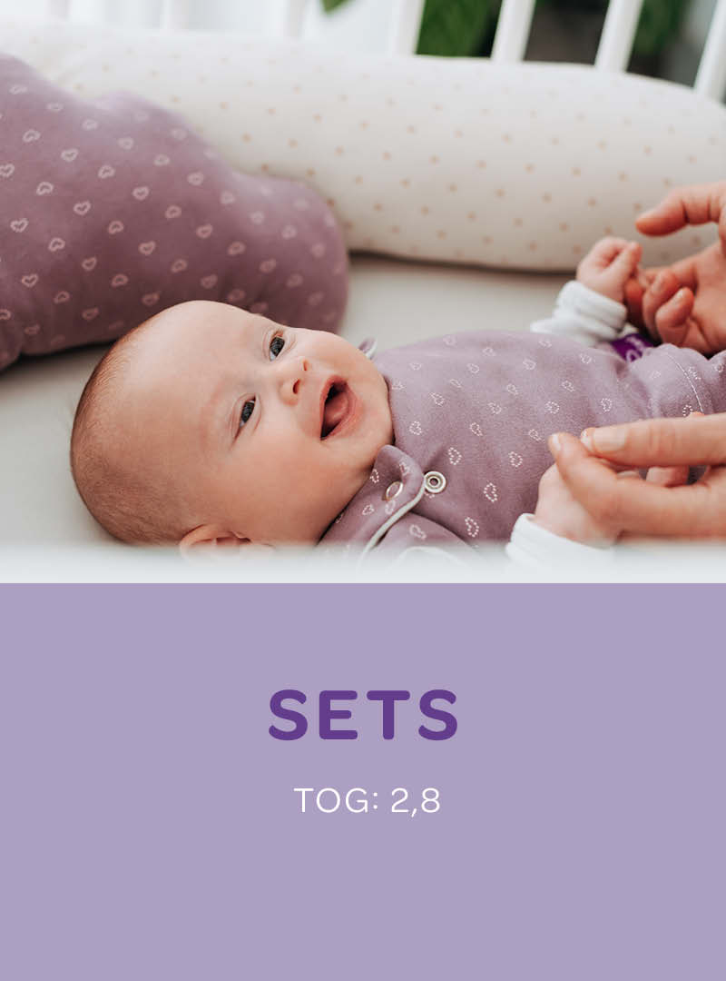 Baby mit Ganzjahres-Schlafsack Set in Babybett traeumeland-schlafsack-baby-set-ganzjahr