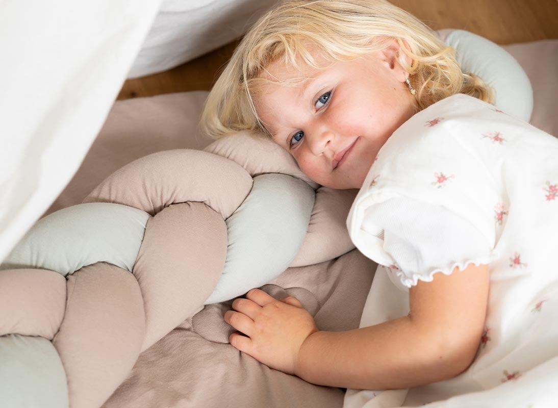 traeumeland-bettschlange-kind-kuscheln