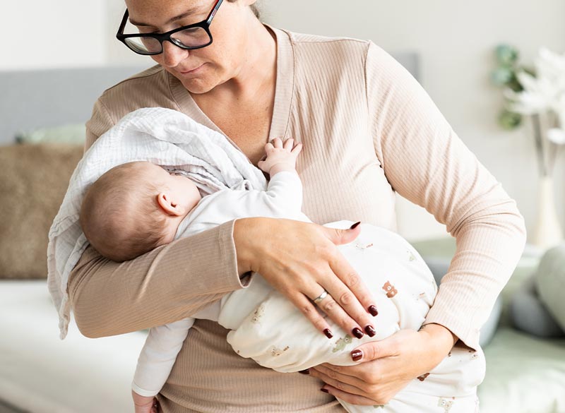 Wachsendes Baby in Mutterarm wachsendes-baby-mutter-hand