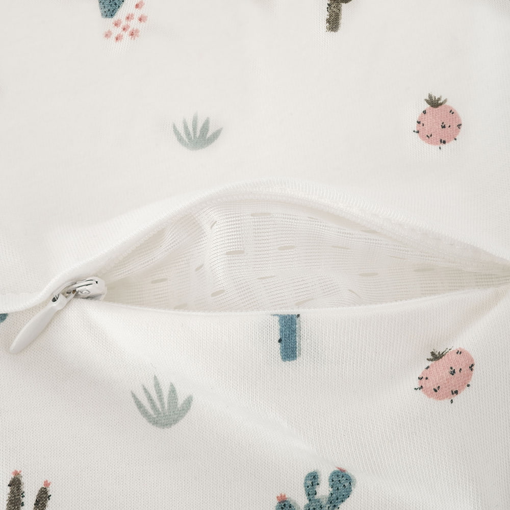 LIEBMICH Schlafsack im Design Kaktusliebe Detailfoto vom Belüftungsschlitz vorne