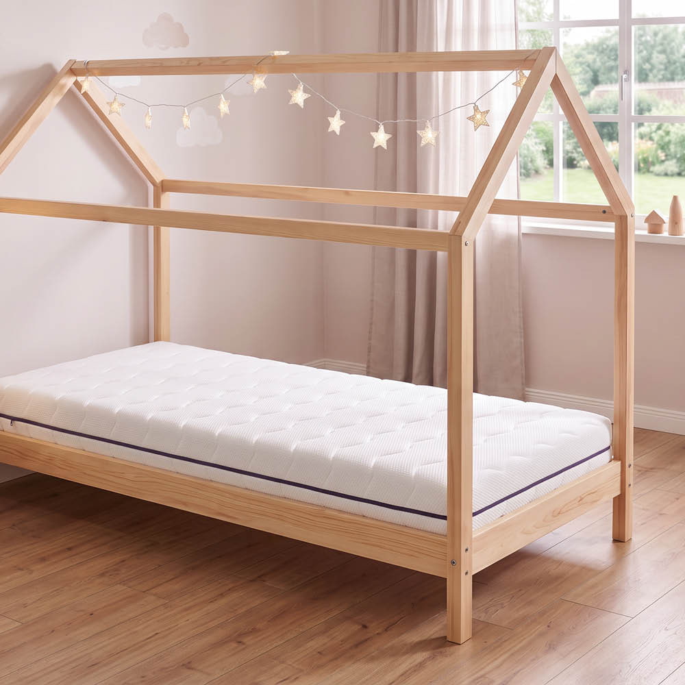 Bodenbett mit Bettschlange und kuscheliger Bettwäsche Bodenbett mit Bettschlange und kuscheliger Bettwäsche
