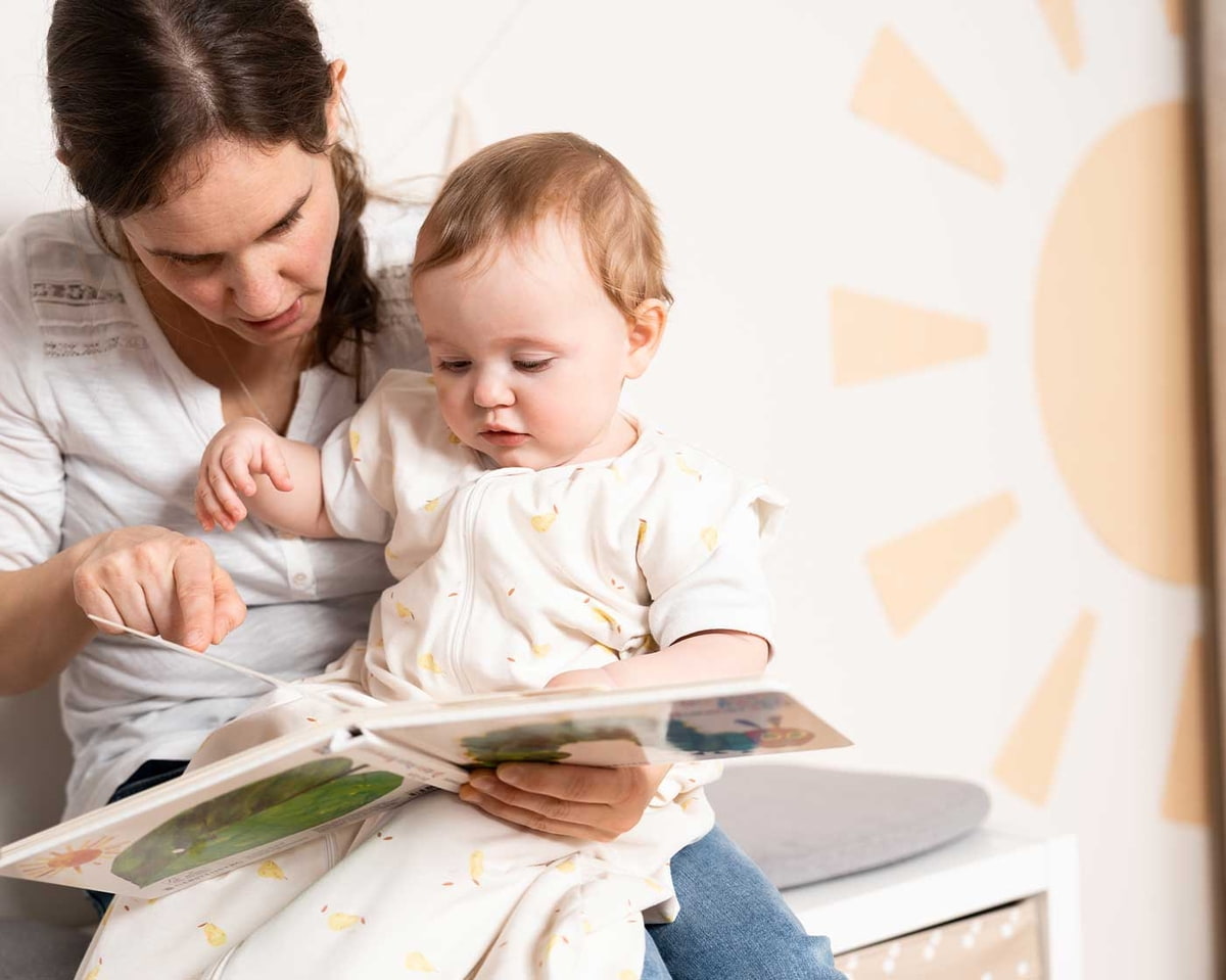 Baby mit Sommerschlafsack schlafsack-mit-fuessen-traeumeland-baby-aktiv-spielt
