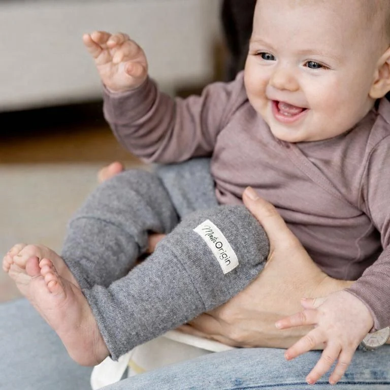 Baby Abhalten am Schoss Baby Abhalten am Schoss